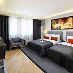 Hotel The Capital *