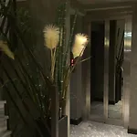 Hotel The Capital *